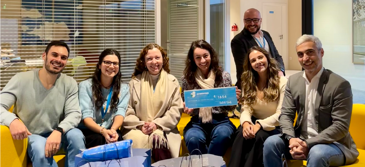 A group of FinTrU employees are sitting on a sofa with Ana Monteiro, Acreditar Porto Manager